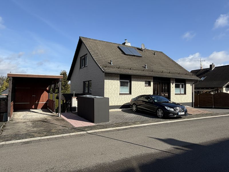 Großzügiges Einfamilienhaus mit Pool, Sauna, Kamin und Garten in ruhiger Lage